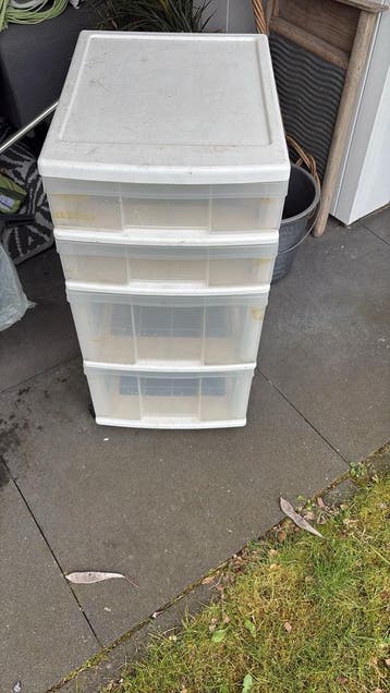 Plastic ladekast met 4 laden op wieltjes