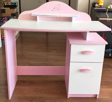 Roze en wit kinderbureau met lades