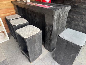 4 robuuste zwarte barkrukken met kussentjes