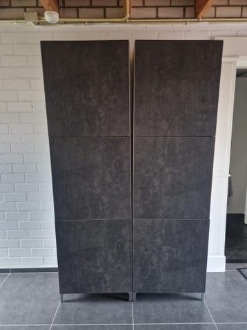 Twee kasten met donkere deuren, 60x41x200