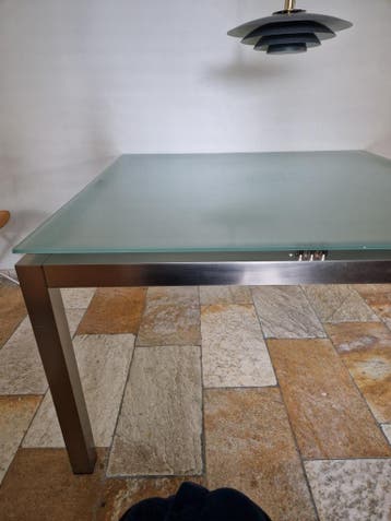 Gratis. Eettafel ,vierkant, gelaagd glazen blad.