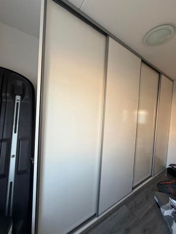 Kledingkast met schuifdeuren