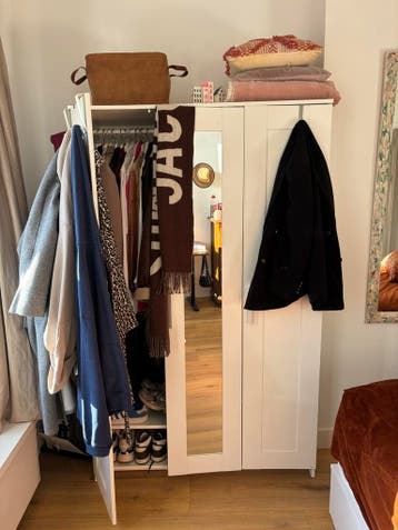 Witte kledingkast met spiegeldeur