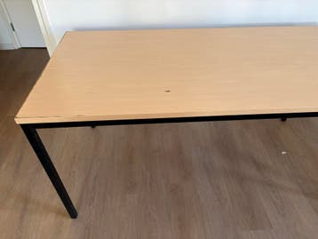 Gebruikte tafel met metalen onderstel