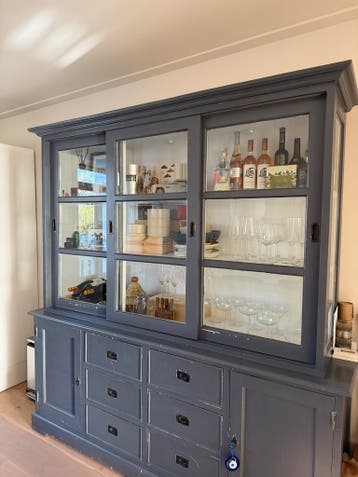 GRATIS - Grote servieskast met glazen schuifdeuren