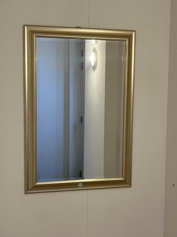 Gouden spiegel met klassieke lijst