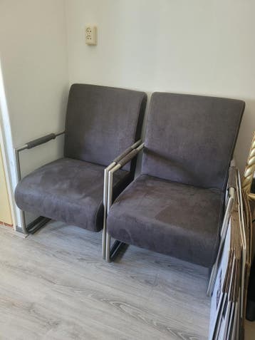 2 grijze stoelen