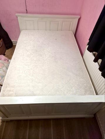 Wit tweepersoonsbed inclusief matras. Zo snel mogelijk weg!!