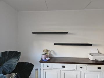 Twee lack wandplanken van IKEA