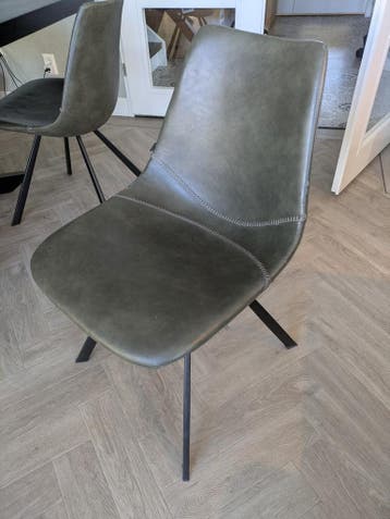 GRATIS 3 eetkamer stoelen lederlook in de kleur donker
