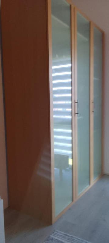 Kledingkast met glazen deuren