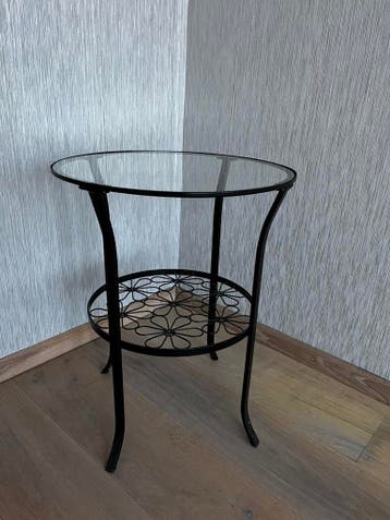 Twee bijzettafeltjes met glazen blad