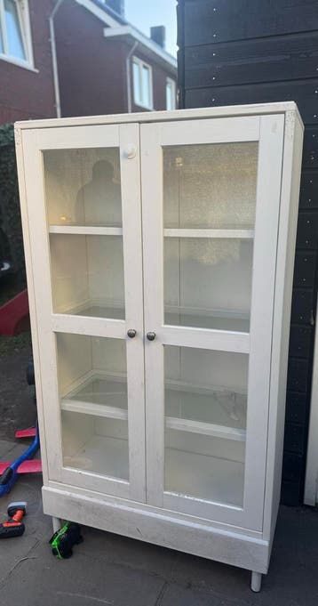 Gratis kast met glazen deuren