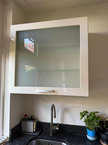 Hangend keukenkastje met twee glazen planken