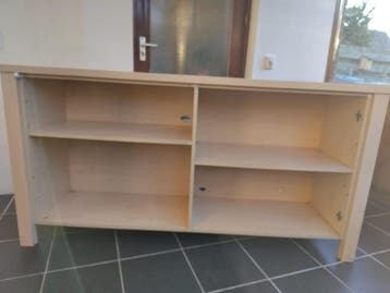 Lichte houten kast met open vakken