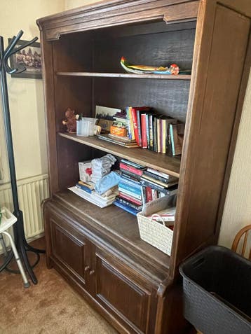 Houten boekenkast met deuren (gratis)