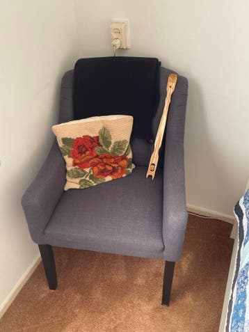 Grijze stoel met kussens (gratis)