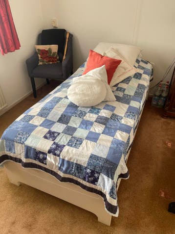 Eenpersoonsbed met wit frame (gratis)