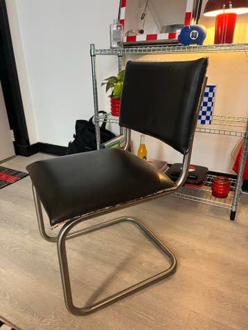 Zwarte stoel met metalen frame