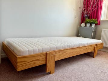 GRATIS – 2 stapelbare 1-persoonsbedden  (80x200)