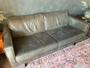 Comfortabele leren bank met losse kussens. Gratis.