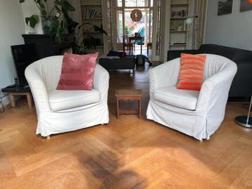 Twee beige fauteuils