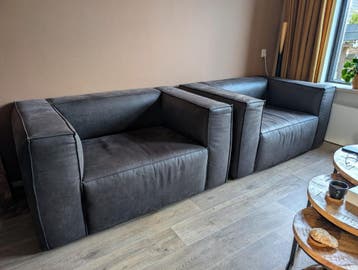 Twee donkergrijze fauteuils gratis ophalen.