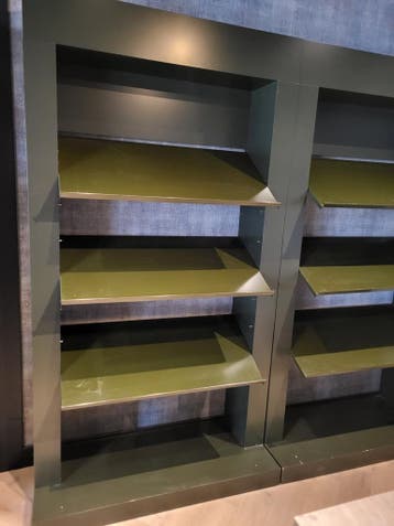 Moderne groene displaykast met planken