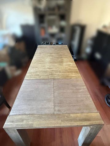 Uitschuifbare eettafel van massief hout