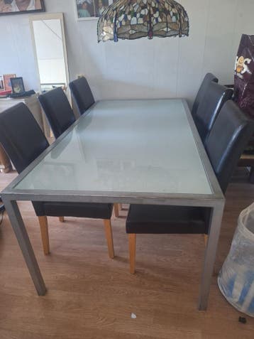 Eettafel met glazen blad en 6 stoelen