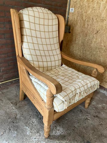 Houten stoel met bijbehorende kussens