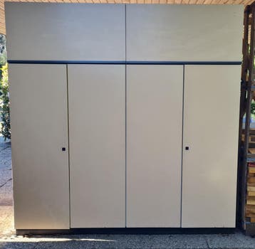 Degelijke kast, kan een verfje gebruiken