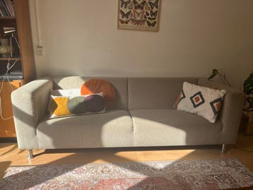 Bijenkorf bank beige stof zilveren poten