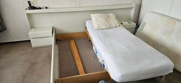 Gratis af te halen. Mooi tweepersoonsbed met nachtkastjes.