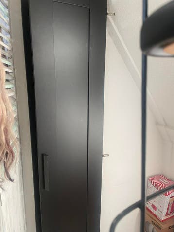 Zwarte kledingkast met hangruimte en planken.Zelf demonteren