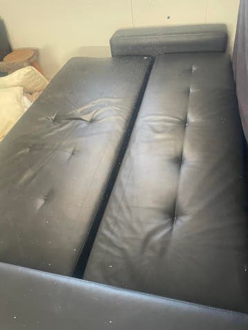 Zwarte slaapbank en matras mee.Zelf naar beneden tillen