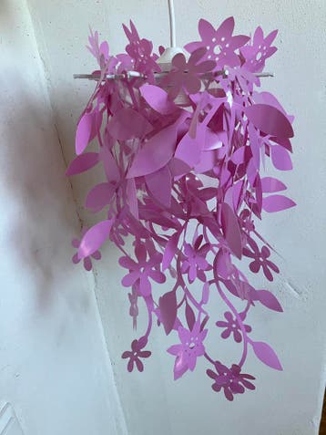 Roze hanglamp met bloemen en bladeren