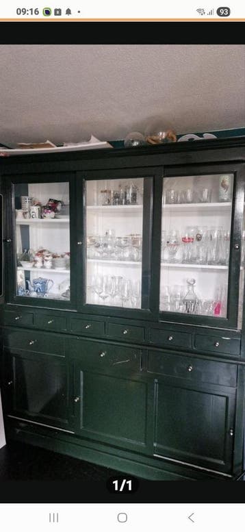 Donkergroene vitrinekast met glazen deuren