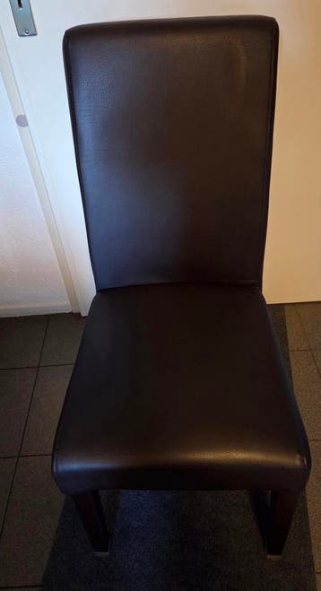 Gratis afhalen. 4eetkamer stoelen.