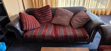 GRATIS, MOET NU WEG. Twee bruine tweezitsbanken met kussens