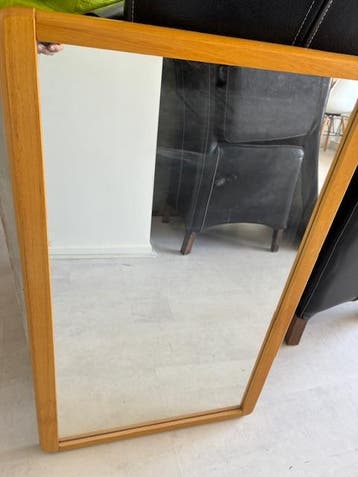 Gratis: stevige spiegel met ophangsysteem 60x80 cm