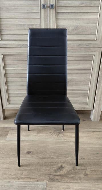 4 stoelen met schade van kattennagels