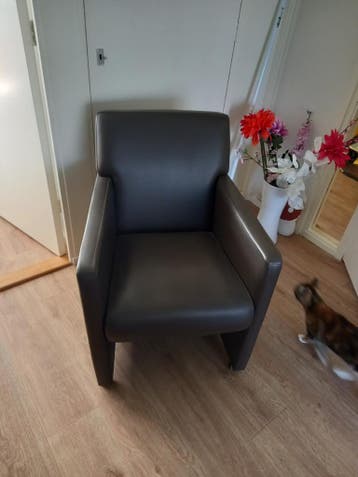 Stevige donkerbruine stoel met wieltjes zithoogte 46cm