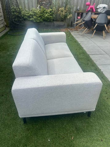 GRATIS: Lichtgrijze tweezitsbank van Montel