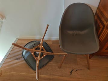 Twee donkergrijze Ikea stoelen met houten poten