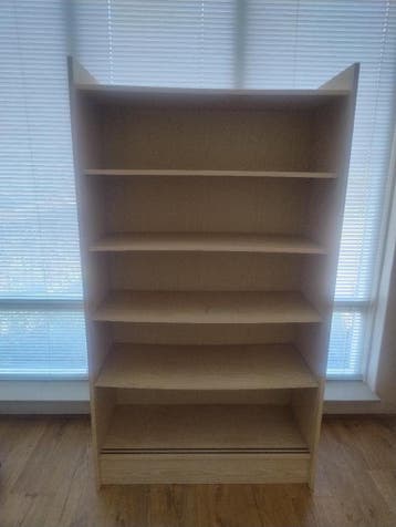 Boekenkast, ook geschikt als tijdschriften kast. Gratis.