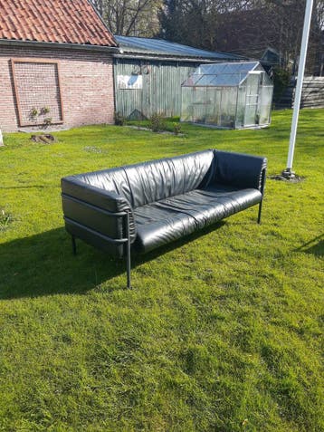 Leren bankje op ijzeren frame