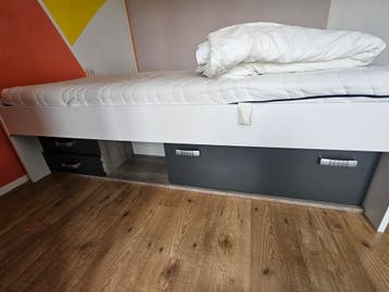 GRATIS OPHALEN eenpersoonsbed met matras en opbergruimte