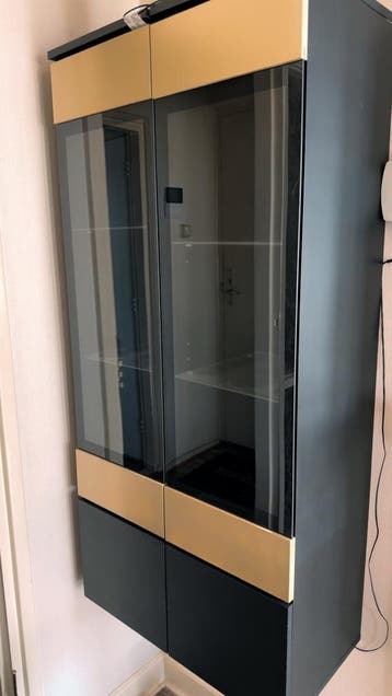 Zwarte vitrinekast met gouden accenten