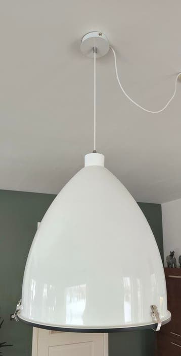 GRATIS: Witte hanglamp, hoog 60 cm x diameter 50 cm